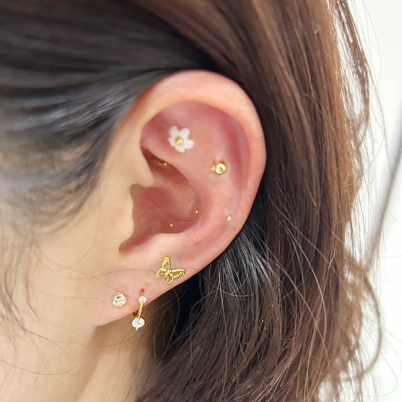 耳つぼジュエリーで耳を飾った女性受講者