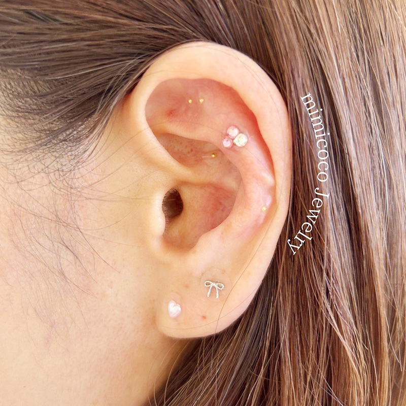 耳つぼジュエリー　ハートやリボンでキュートなイメージ