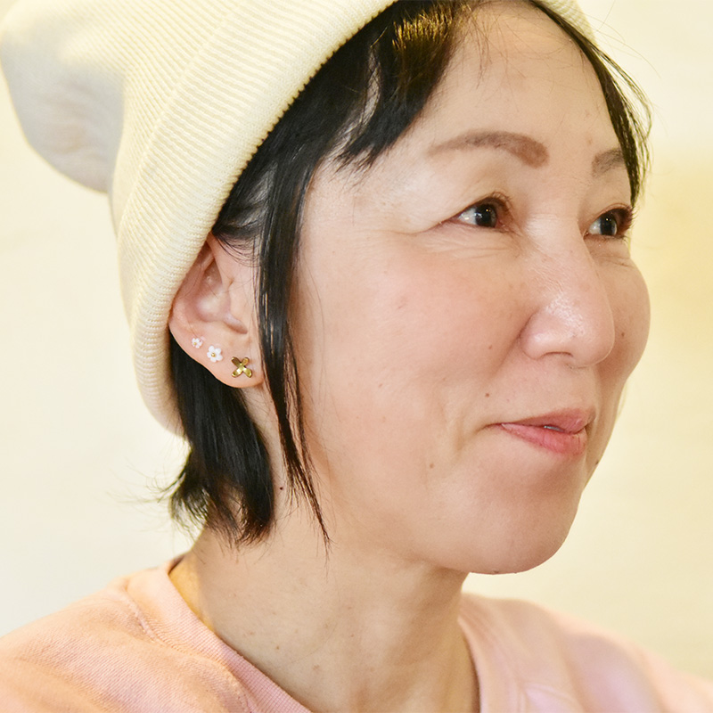 ニットキャップでも耳つぼジュエリーは上手くマッチング