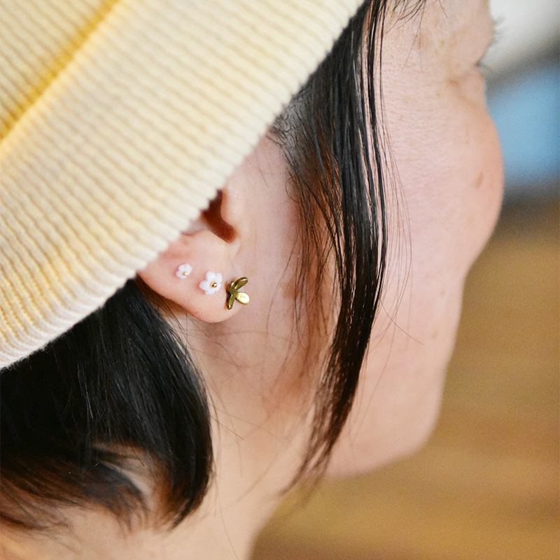 ニットキャップと花